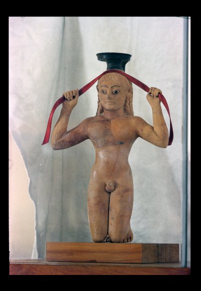 Aryballos, un vaso a forma di ragazzo inginocchiato, c.530 a.C. da Greek